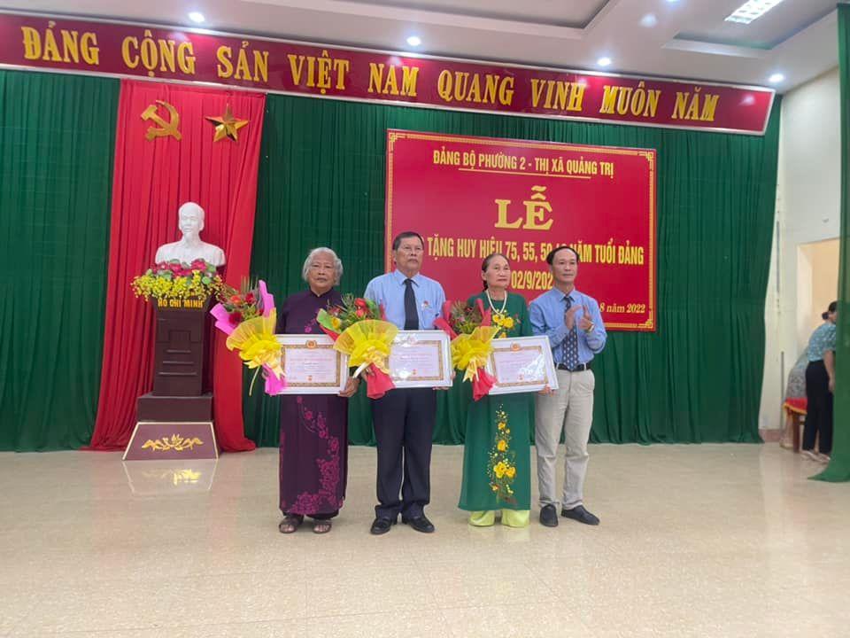 Thị xã Quảng Trị trao huy hiệu Đảng đợt 2/9 cho 27 đảng viên